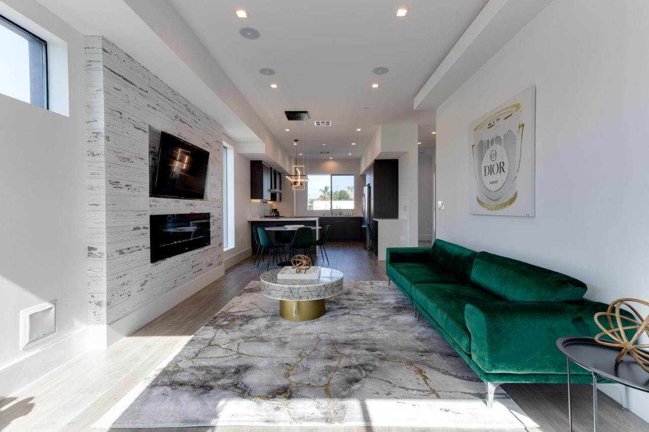 Modern 5 Bedroom Masterpiece With Rooftop Deck Villa